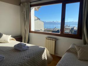 サン・カルロス・デ・バリローチェにあるHotel Garden Barilocheのベッドが2つと大きな窓がある寝室 +23枚の写真