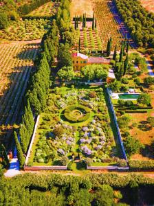 una vista aérea de un jardín con flores y árboles en Le Pavillon de Galon, en Cucuron