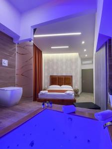 1 dormitorio con 1 cama y bañera en una habitación en Twin Towers Naples Luxury, en Nápoles