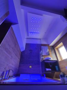 łazienka z umywalką i wanną w pokoju w obiekcie Twin Towers Naples Luxury w mieście Neapol