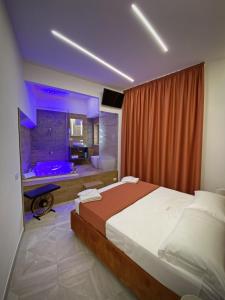1 dormitorio con 1 cama grande y baño en Twin Towers Naples Luxury, en Nápoles