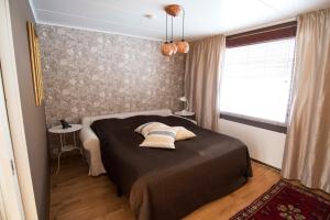 1 dormitorio con 1 cama con 2 almohadas en Moonlight House Large holiday villa with sauna and free parking en Rovaniemi