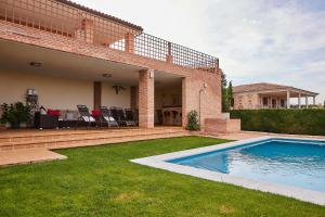 Bazén v ubytování Villa Alcotán Layos by Toledo AP nebo v jeho okolí