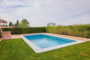 Bazén v ubytování Villa Alcotán Layos by Toledo AP nebo v jeho okolí