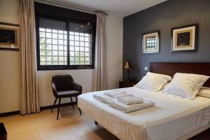 Postel nebo postele na pokoji v ubytování Villa Alcotán Layos by Toledo AP