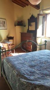 皮斯托亞的住宿－Cottage La Spagna，卧室配有一张床和一张桌子及椅子