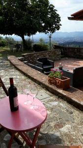 einen rosa Tisch mit zwei Weingläsern darauf in der Unterkunft Cottage La Spagna in Pistoia