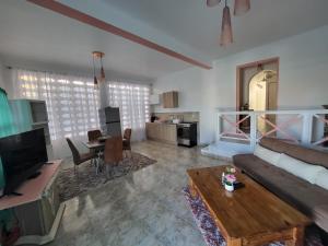 un salon avec un canapé et une table dans l'établissement Villa Raven's Paradise (Rosado), à Willemstad