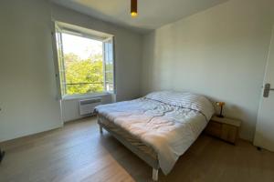ein weißes Schlafzimmer mit einem Bett und einem Fenster in der Unterkunft Charming 80m Near The Old Port! in La Rochelle