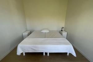 ein kleines weißes Zimmer mit einem Bett darin in der Unterkunft Charming 80m Near The Old Port! in La Rochelle