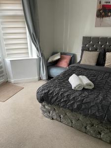 1 dormitorio con 1 cama con 2 almohadas en Alder en-suite self caring private shower 2, en Southampton