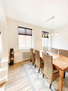 een eetkamer met een houten tafel en stoelen bij Finlandsgade 18 2th ID 047 in Esbjerg