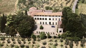 een luchtzicht op een groot huis met een tuin bij Il Salotto di Berentano in San Casciano in Val di Pesa