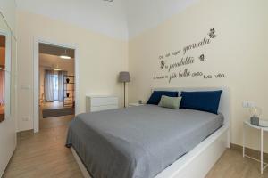 A bed or beds in a room at Al Khalisa Apartment by Wonderful Italy