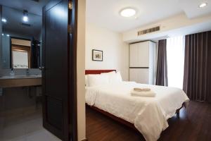 a hotel room with a bed and a bathroom at 4a-lovely 2bedroom3baths In Bangkok City Downtown in Makkasan