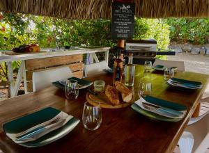 una mesa de madera con un plato de comida. en Westhill Bungalows & Diving, en Sabana Westpunt