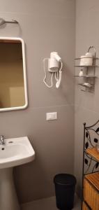 uma casa de banho com um lavatório e um espelho em B&B La Verna em Casola