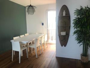 jadalnia z białym stołem i krzesłami w obiekcie La Villa B w mieście Banyuls-sur-Mer