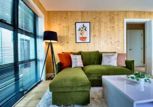 ブライトン＆ホーブにあるGreen Mews 1 with Free Parking By My Getawaysの緑のソファとテーブルのあるリビングルーム +11枚の写真