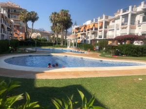 Bazén v ubytování Andaluz Apartments - Laguna Beach nebo v jeho okolí