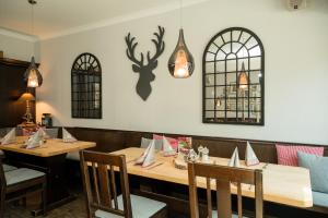 Ein Restaurant oder anderes Speiselokal in der Unterkunft Hotel Neumaier 