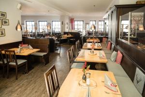 Ein Restaurant oder anderes Speiselokal in der Unterkunft Hotel Neumaier 