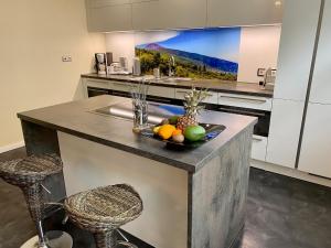 a kitchen with a bowl of fruit on a counter at Ferienhaus Auenblick DELUXE in Eisenach