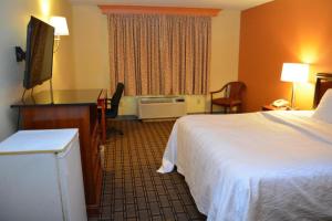 pokój hotelowy z łóżkiem i telewizorem w obiekcie Buckeye Inn near OSU Medical Center, Columbus OH I-71 By OYO w mieście Columbus