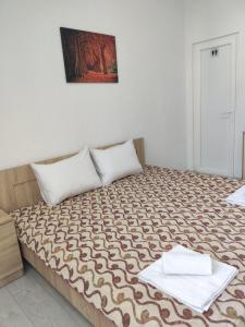 - une chambre avec un lit et 2 serviettes dans l'établissement Villa Ivanovi, à Ohrid