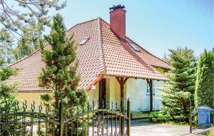 ein Haus mit einem Tor davor in der Unterkunft Stunning Home In Szteklin With 3 Bedrooms in Szteklin