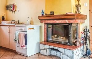 eine Küche mit einem gemauerten Kamin in der Unterkunft Stunning Home In Szteklin With 3 Bedrooms in Szteklin