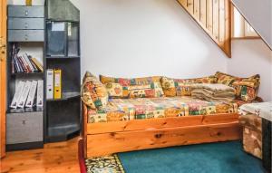 ein Wohnzimmer mit einer Couch in der Ecke in der Unterkunft Stunning Home In Szteklin With 3 Bedrooms in Szteklin