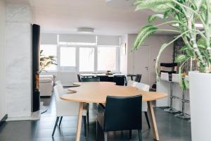 a dining room with a wooden table and chairs at Gadering in Zele