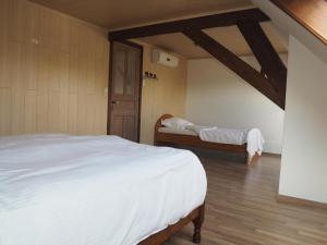 um quarto com 2 camas num quarto com paredes de madeira em Gadering em Zele