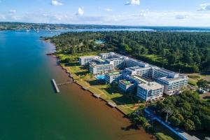 an aerial view of a building next to the water at Brisas do Lago - Apartamento 3 in Brasília