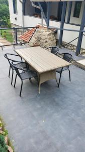 Patio alebo iná vonkajšia časť ubytovania Szilvásváradi Kemencés Apartmanok