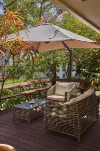 a patio table with an umbrella and chairs at Contadora Island Inn in Contadora