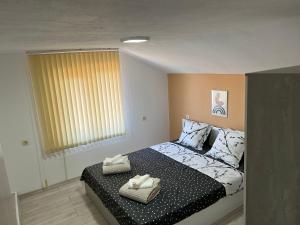 - une chambre avec un lit et 2 serviettes dans l'établissement Апартамент Панорама Рози, à Sandanski
