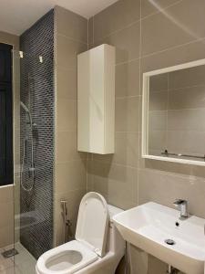 y baño con aseo, lavabo y ducha. en Lovely Continew Residence 2 Bedrooms - KL, en Kuala Lumpur