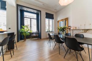 uma sala de jantar com mesa e cadeiras em Appartement Guillemins station em Liège