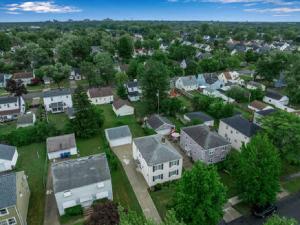 Vista aèria de Gorgeous 2 Bedroom Lower Apartment with Free Driveway Parking in North Buffalo