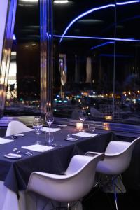 Reštaurácia alebo iné gastronomické zariadenie v ubytovaní SKY SUITE HOTEL