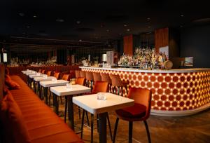 un ristorante con tavoli e sedie e un bar di SKY SUITE HOTEL a Praga