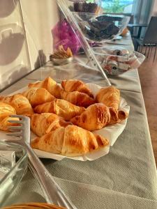 um prato de croissants sentado numa mesa em Amica em Salsomaggiore Terme