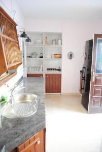 eine Küche mit einer Spüle und einem Kühlschrank in der Unterkunft Villa Casa Blanca in Adeje