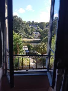una ventana abierta con vistas al río en Chez Dizjon, A Stunning Canalside Property, en Josselin