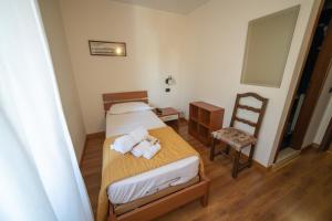 Postel nebo postele na pokoji v ubytování Hotel Siros + 35 fotografií