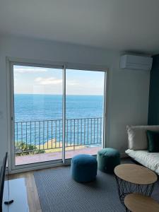 salon z widokiem na ocean w obiekcie La Villa B w mieście Banyuls-sur-Mer