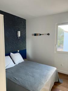 sypialnia z łóżkiem i oknem w obiekcie La Villa B w mieście Banyuls-sur-Mer +9 zdjęć