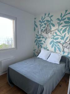 Schlafzimmer mit einem Bett mit blauen und weißen Wänden in der Unterkunft La Villa B in Banyuls-sur-Mer